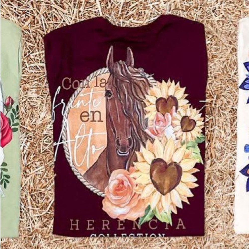 herencia Collection Women's Short Sleeve Tee - Burgundy Con la frente en alto